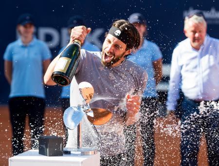 　テニスのドイツ選手権でジョージア勢で史上初の男子ツアー優勝を果たしたニコロズ・バシラシビリ＝２９日、ハンブルク（ＡＰ＝共同）