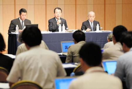 最終報告会見を行う勝丸充啓弁護士（中央）ら第三者委員会のメンバー＝グランドプリンスホテル高輪（撮影・村中拓久）