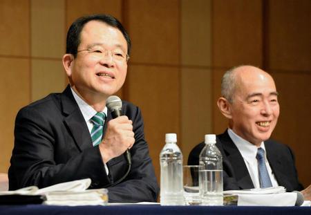 　日大の田中理事長に関する質問が続き苦笑いする勝丸充啓弁護士（左）ら