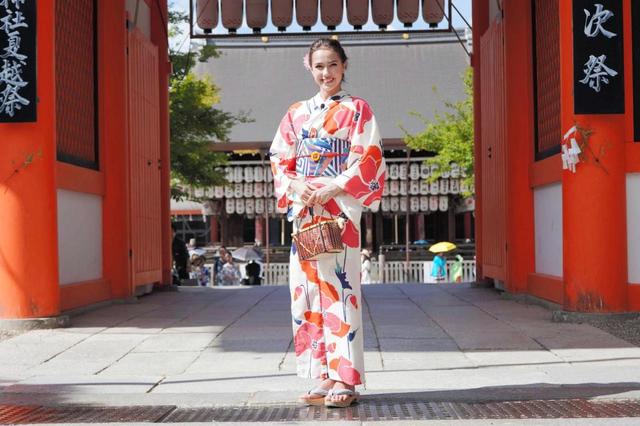 ザギトワが「おおきに～」初めて京都を訪問　神社、扇子、寿司を堪能