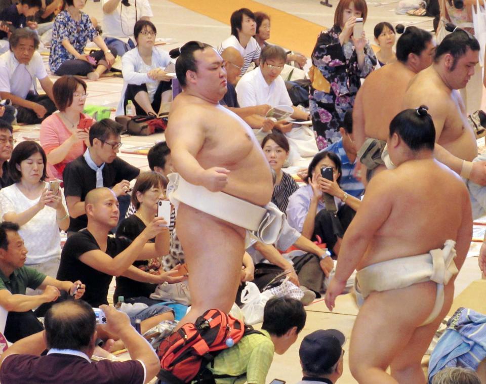 　朝の稽古に参加し体をほぐす稀勢の里（中央）