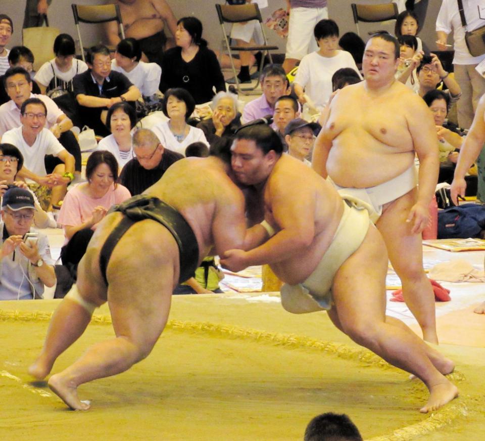 　若い衆に胸を出す御嶽海（左から２人目）。右は稽古を見る稀勢の里