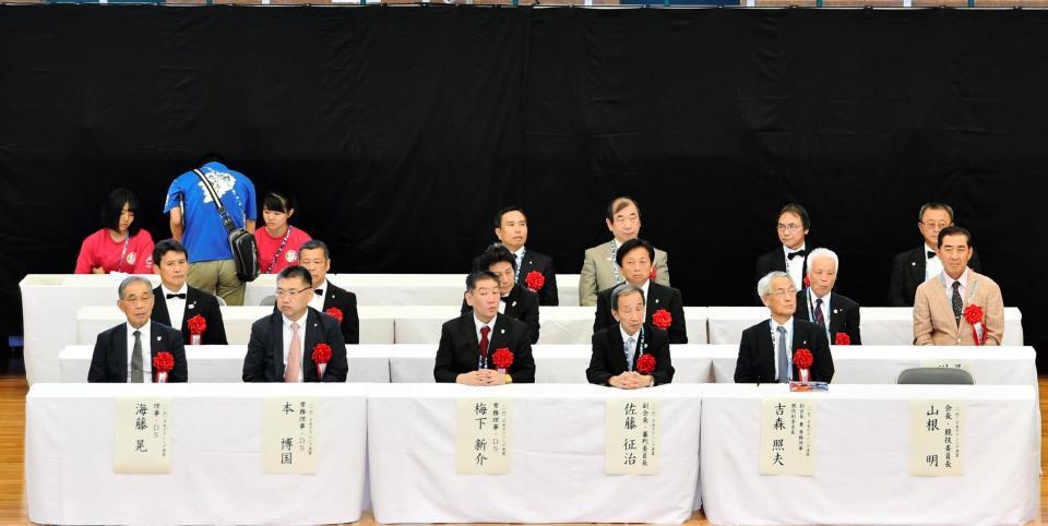 　高校総体ボクシング開会式に出席する関係者ら。山根会長の席（前列右）は空席だった