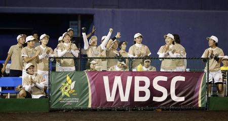 　３回、長崎の適時打を喜ぶ日本ベンチ＝成田