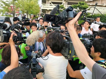 　報道陣に囲まれ会場を後にする日本ボクシング連盟の吉森照夫副会長兼専務理事（中央）