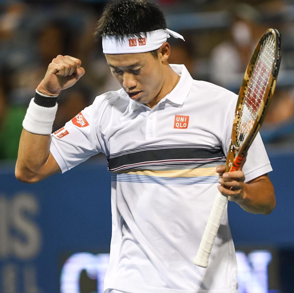 　男子シングルス２回戦で勝利し、ガッツポーズする錦織圭＝ワシントン（共同）