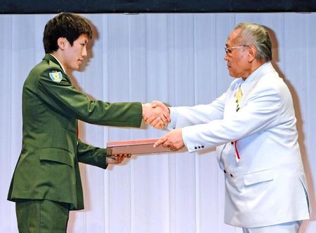 ２０１３年の年間表彰式で山根明会長（右）と握手を交わす成松大介