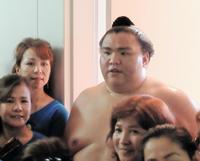 記念写真を撮る御嶽海と母マルガリータさん（後列左）