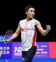 バドミントン世界選手権の男子シングルスで、日本男子初の金メダルを獲得しガッツポーズする桃田賢斗＝５日、中国・南京（共同）