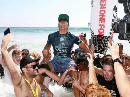 　全米オープンで連覇を果たし、観客に祝福されて喜ぶ五十嵐カノア＝ゲッティ共同