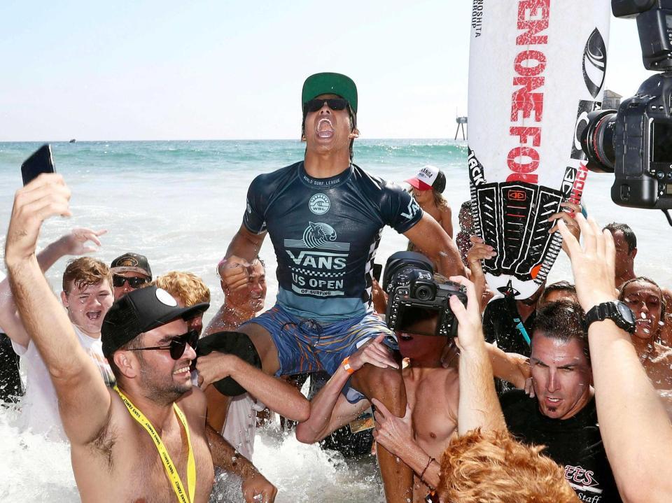 　全米オープンで連覇を果たし、観客に祝福されて喜ぶ五十嵐カノア＝ゲッティ共同