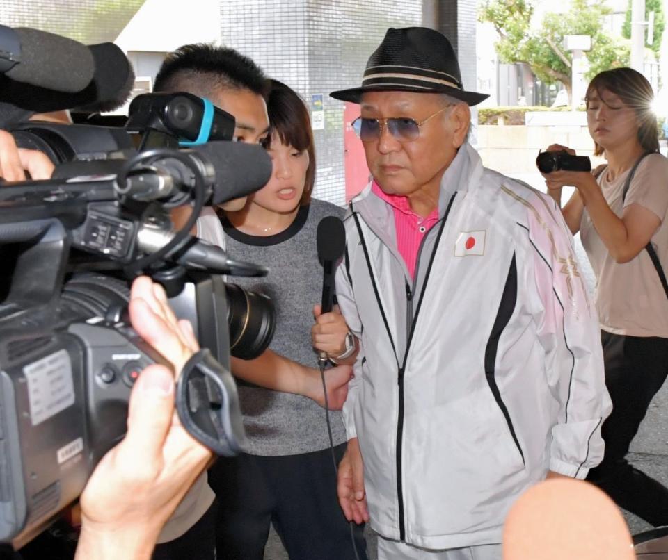 報道陣に囲まれながらホテルに入る山根会長＝大阪市内のホテル