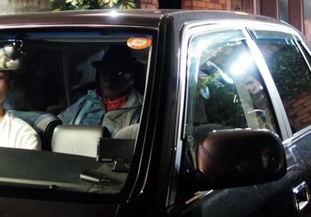 　愛車で大阪市内の自宅に帰宅。後部座席に座る山根会長