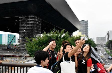 五輪会場を視察し、記念撮影をする瀬戸大也（手前左）ら日本代表