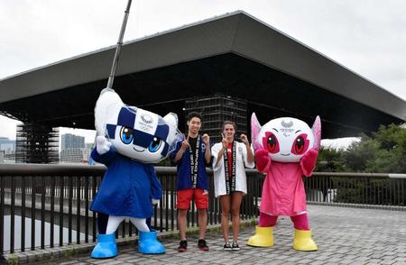 　東京五輪本番会場を視察し２０２０ポーズを決める競泳の萩野公介（左）とカナダ代表のカイリー・マス