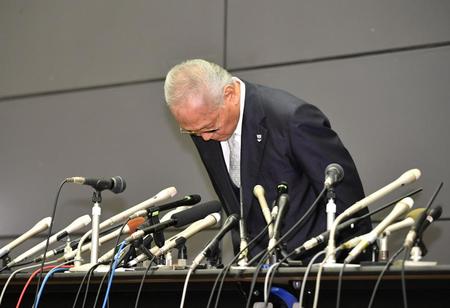 辞意を表明し深々と頭を下げる日本ボクシング連盟山根明会長＝大阪市内（撮影・持木克友）
