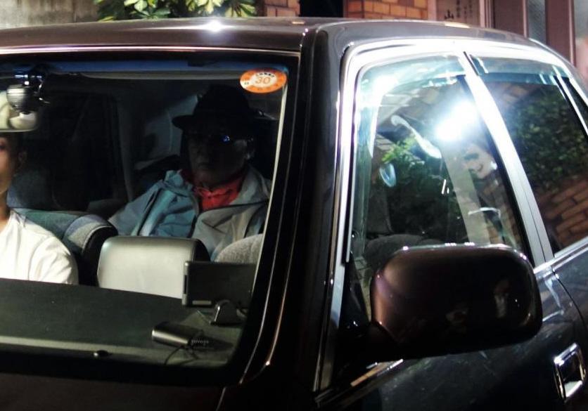 　愛車で大阪市内の自宅に帰宅。後部座席に座る山根会長