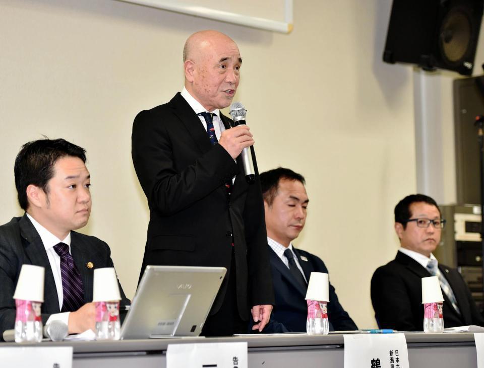 会見する鶴木良夫・日本ボクシングを再興する会代表ら＝東京・霞ヶ関の弁護士会館（撮影・西岡正）