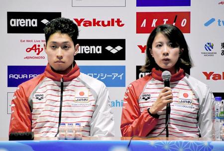 記者会見で抱負を語る日本代表主将の萩野公介（左）と大橋悠依