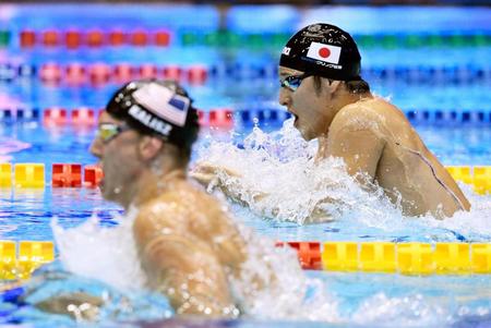 男子４００メートル個人メドレー決勝　３位に入った瀬戸大也の平泳ぎ。左は優勝したチェース・ケイリシュ＝東京辰巳国際水泳場