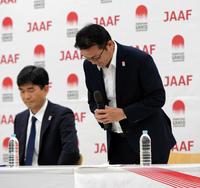 会見前にセクハラ問題発言について謝罪する瀬古利彦・日本陸連マラソン強化プロジェクトリーダー（右）＝東京都北区の味の素ナショナルトレーニングセンター（撮影・三好信也）