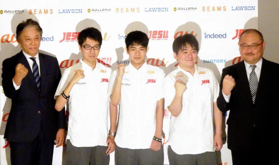 ｅスポーツが公開競技として初採用されるアジア大会に向けて気合を入れる（左から）日本連合の岡村会長、日本代表の杉村、相原、赤坂、浜村副会長