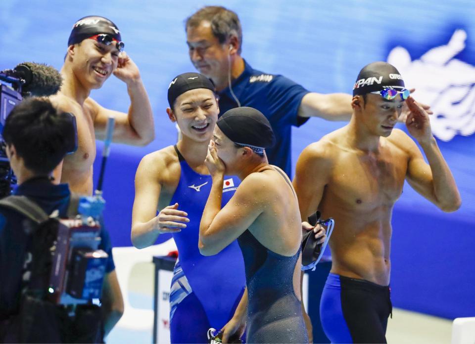 　混合４００メートルメドレーリレーで３分40秒98の日本新記録で２位に入った（左から）小関、池江、青木智、入江＝東京辰巳国際水泳場