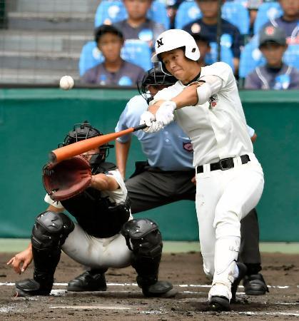 　日大三-折尾愛真　１回裏日大三１死二、三塁、上野が左中間に２点三塁打を放つ。捕手岩見＝甲子園