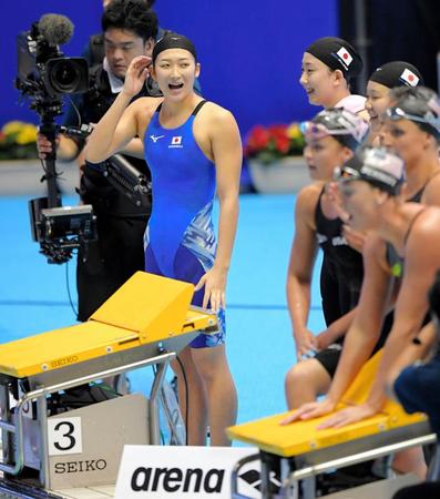 　女子４×２００ｍフリーリレー決勝、４位に終わり苦笑いする池江璃花子＝東京辰巳国際水泳場（撮影・堀内翔）