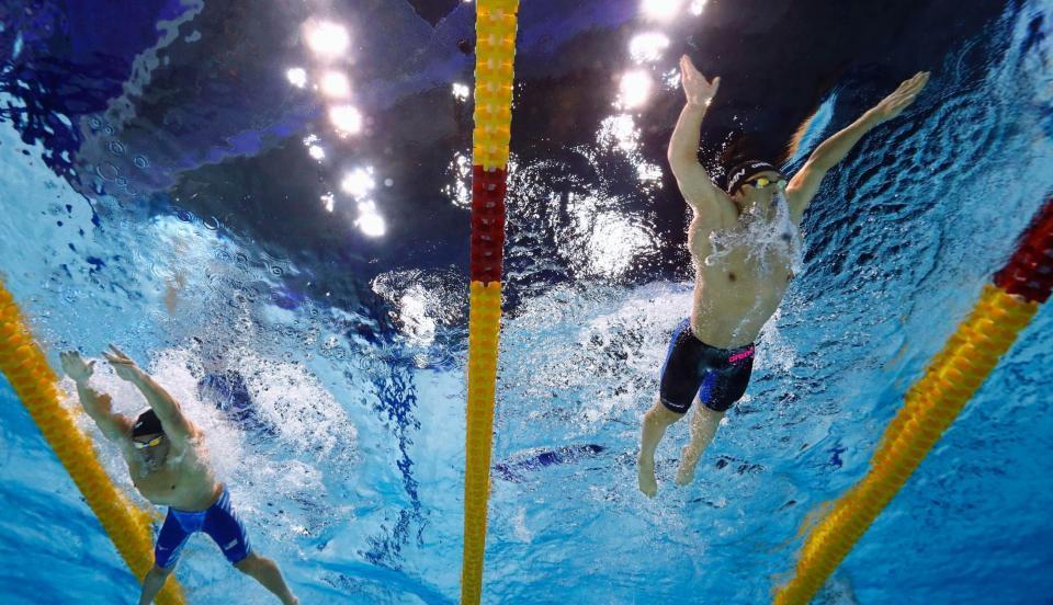 男子４００メートル個人メドレー決勝　３位に入った瀬戸大也の平泳ぎ。左は優勝したチェイス・ケイリシュ＝東京辰巳国際水泳場