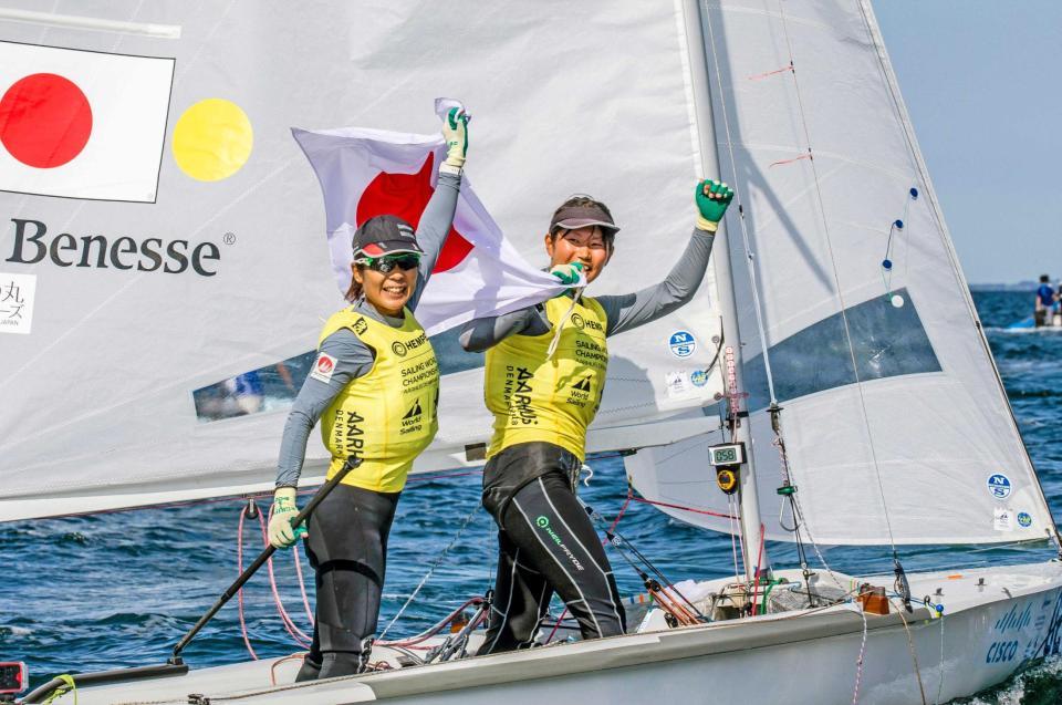 　セーリングの世界選手権女子４７０級で初優勝した吉田愛（左）、吉岡美帆組（国際セーリング連盟提供・共同）