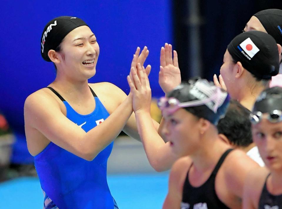 　女子８００メートルリレー決勝、４位に終わるも日本記録を更新しタッチを交わす池江璃花子