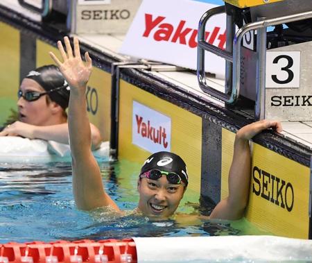 　女子２００メートル平泳ぎで銅メダルを獲得し笑顔で手を振る鈴木聡美（撮影・金田祐二）