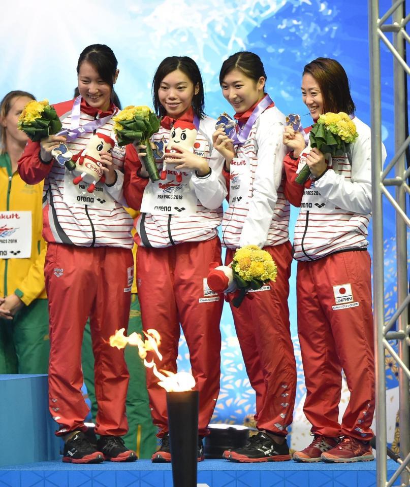 　女子４００メートルメドレーリレーで銅メダルを獲得し笑顔の日本チーム（撮影・金田祐二）