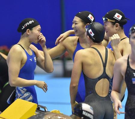 女子４００メートルメドレーリレーで３位に入り喜ぶ池江璃花子（左から２人目）ら日本チーム