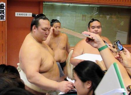 　稽古後、花道でサインに応じる稀勢の里