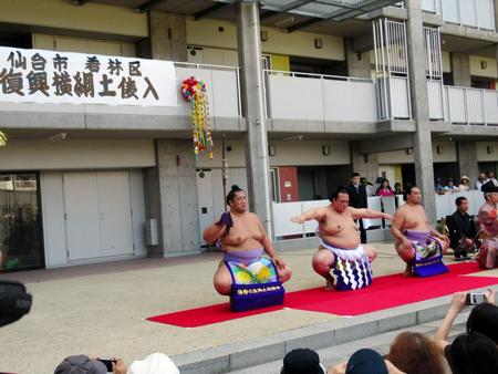 復興土俵入りを披露した稀勢の里（中央）。左は太刀持ちの輝、右は露払いの竜電