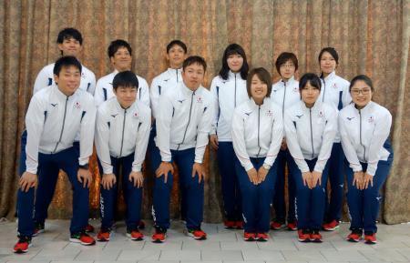 　アジア大会に向けた記者会見で写真撮影に応じるボウリング男子の佐々木智之（前列左端）、女子の今井双葉（後列右から２人目）ら日本代表＝１４日、東京都渋谷区