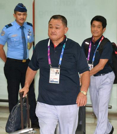 　ジャカルタの空港に到着した日本選手団の山下泰裕団長（中央）ら＝１４日（共同）
