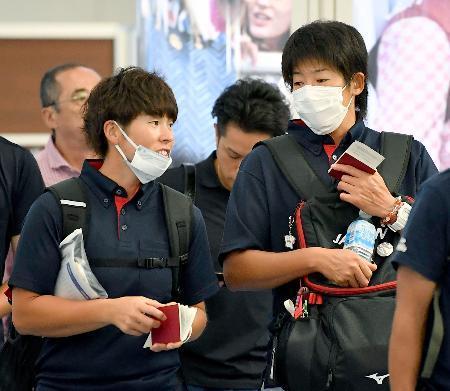 　ジャカルタ・アジア大会に向け出発するソフトボール女子の上野由岐子（右）ら＝１６日午前、羽田空港