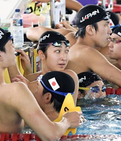 　公式練習に参加した池江璃花子（左から３人目）ら競泳日本代表＝ジャカルタ（共同）