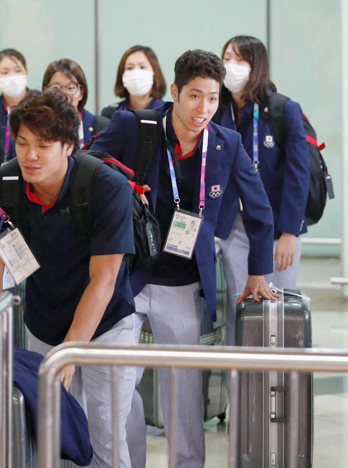 　ジャカルタの空港に到着した萩野公介（手前右）ら日本競泳陣（共同）