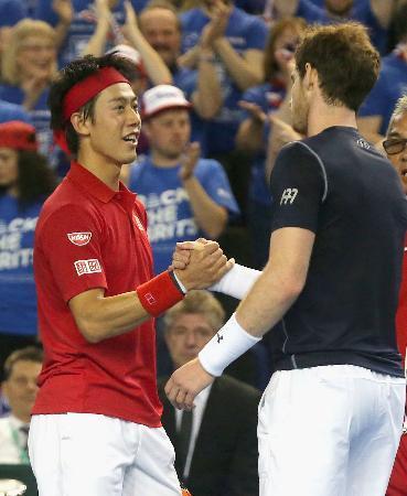 　２０１６年のデビス杯に出場したアンディ・マリー（右）と錦織圭＝バーミンガム（共同）