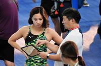 練習前にポイントを確認する渡部香生子（左）