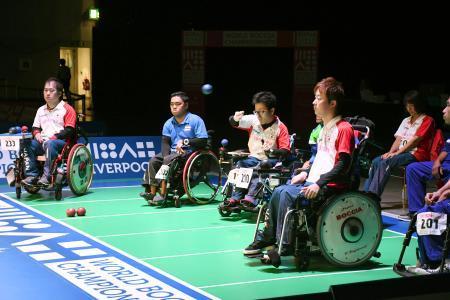 　チーム（脳性まひ）決勝でタイと対戦する日本の広瀬（左）、中村（左から３人目）、杉村（左から４人目）＝リバプール（共同）