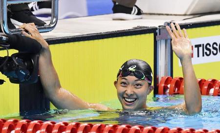 　ジャカルタ・アジア大会の競泳女子１００メートル平泳ぎで優勝し、歓声に応える鈴木聡美＝19日、ジャカルタ（共同）
