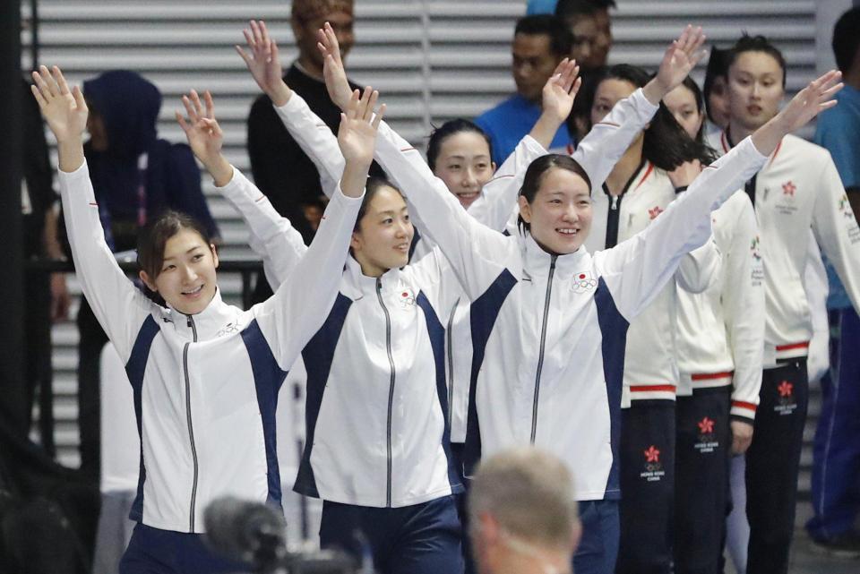 　女子４００メートルリレーで優勝し、両手を挙げて表彰式に向かう池江（左端）ら日本チーム＝ジャカルタ（共同）