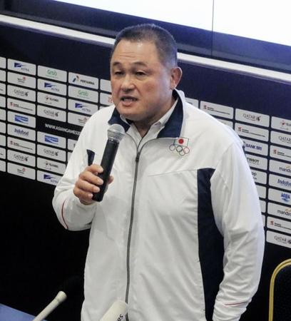 男子バスケットボール代表選手の不祥事について謝罪し、説明する日本選手団・山下団長