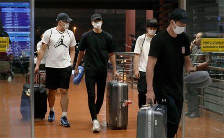 ジャカルタの空港に到着したバスケ男子日本代表とみられる４人＝20日、ジャカルタ（共同）