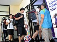 練習場に入るバスケットボール男子日本代表の熊谷（右から２人目）、辻（同３人目）、べンドラメ（同４人目）ら